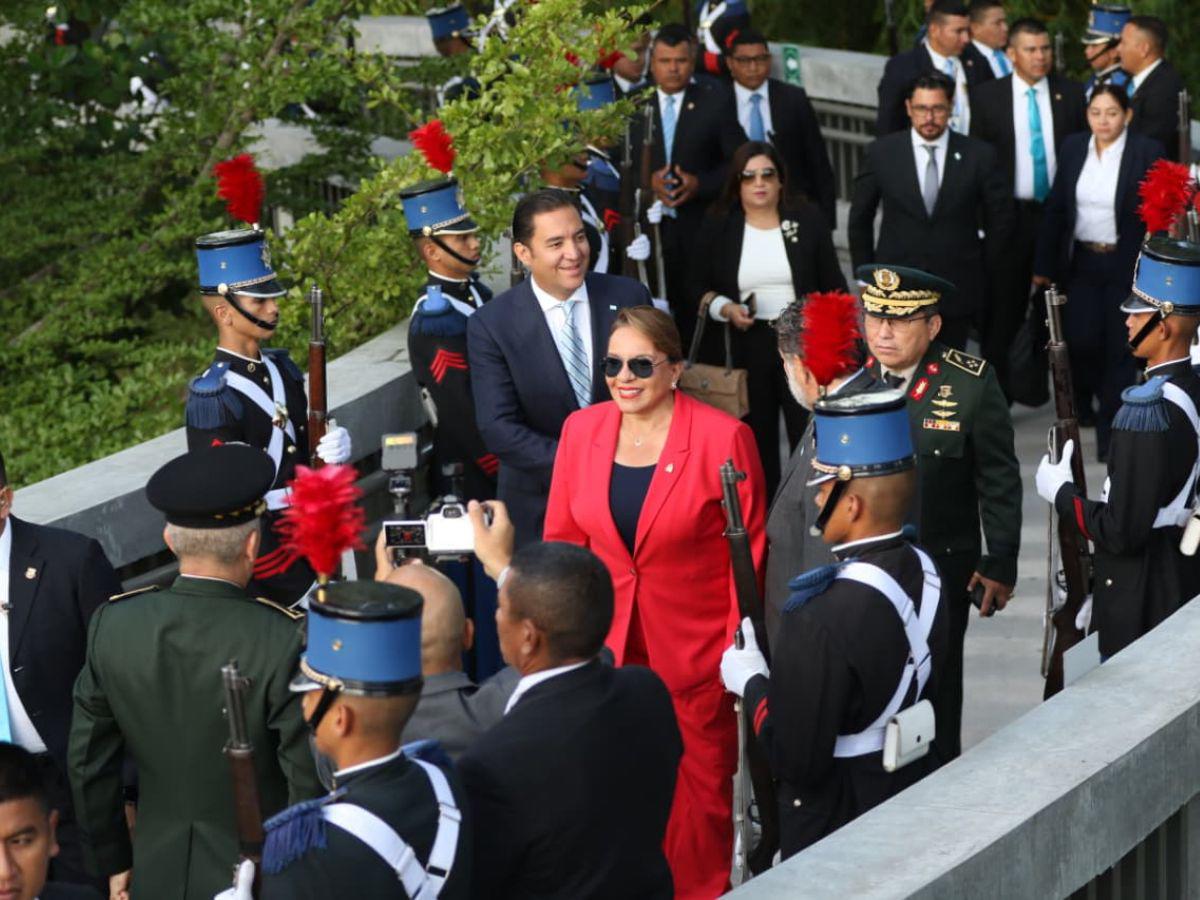 Presidenta Xiomara Castro llegó vestida con los colores de Libre a inauguración del mes patrio