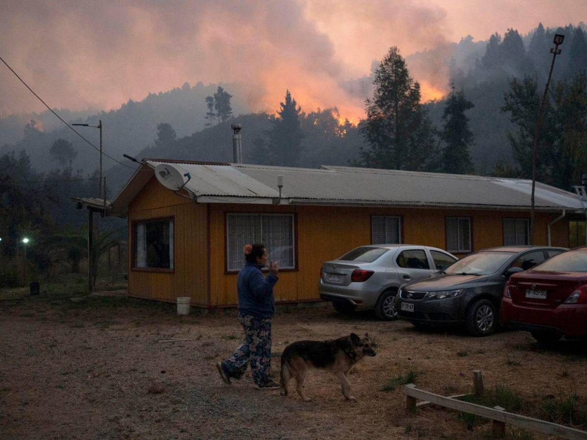 Megaincendios arrasan el sur de Chile y autoridades decretan estado de catástrofe