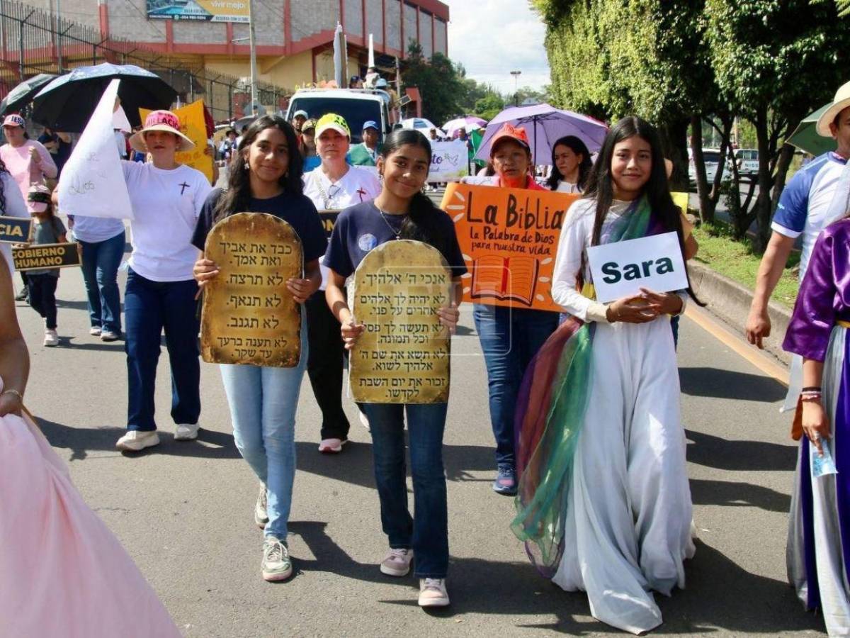 Carrozas, cantos y fe: así se desarrolla el Día Nacional de la Biblia en Tegucigalpa