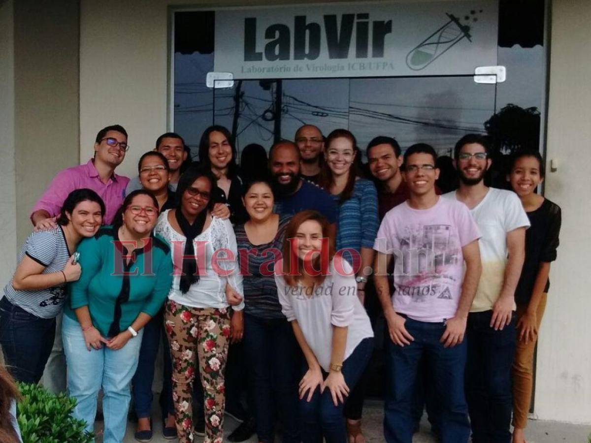 En el Laboratorio de Virología de la Universidade Federal do Pará, Brasil, donde aprendió gran parte de sus conocimientos.