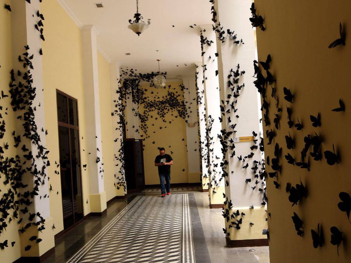Nube negra: Un bivaque surrealista de 30,000 mariposas de papel invaden el MIN