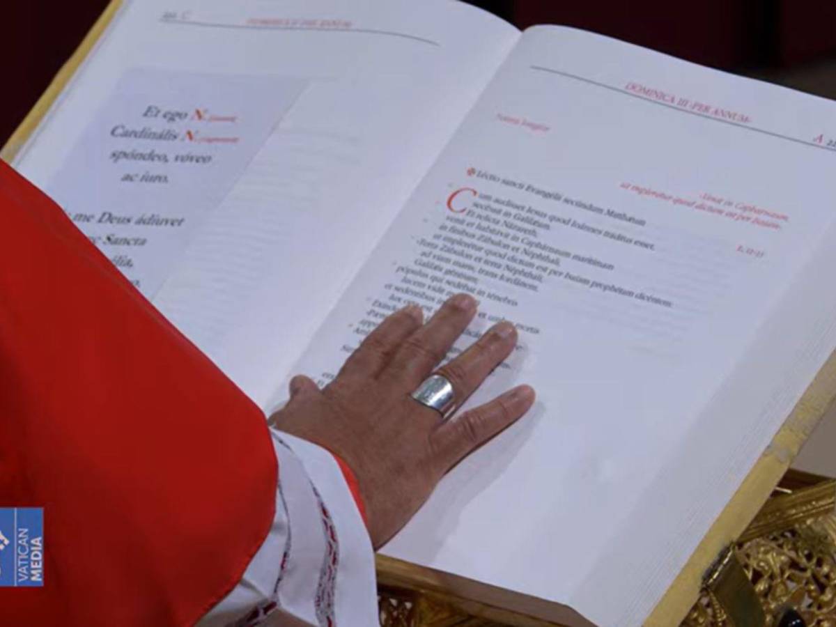 Con fe, oración y un juramento de secreto, la procesión da inicio al cónclave en el Vaticano