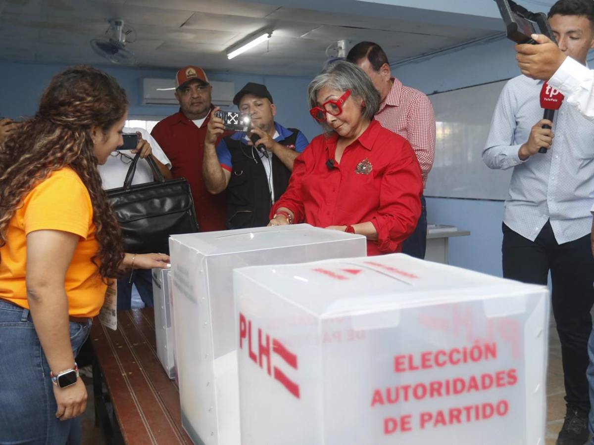 Precandidata liberal Maribel Espinoza vota y culpa a FF AA por retraso en urnas