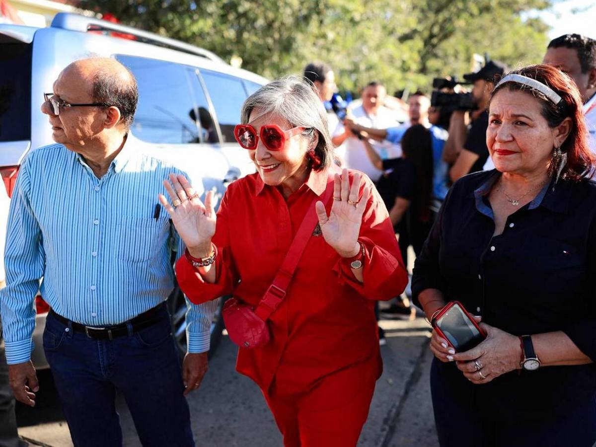 Precandidata liberal Maribel Espinoza vota y culpa a FF AA por retraso en urnas