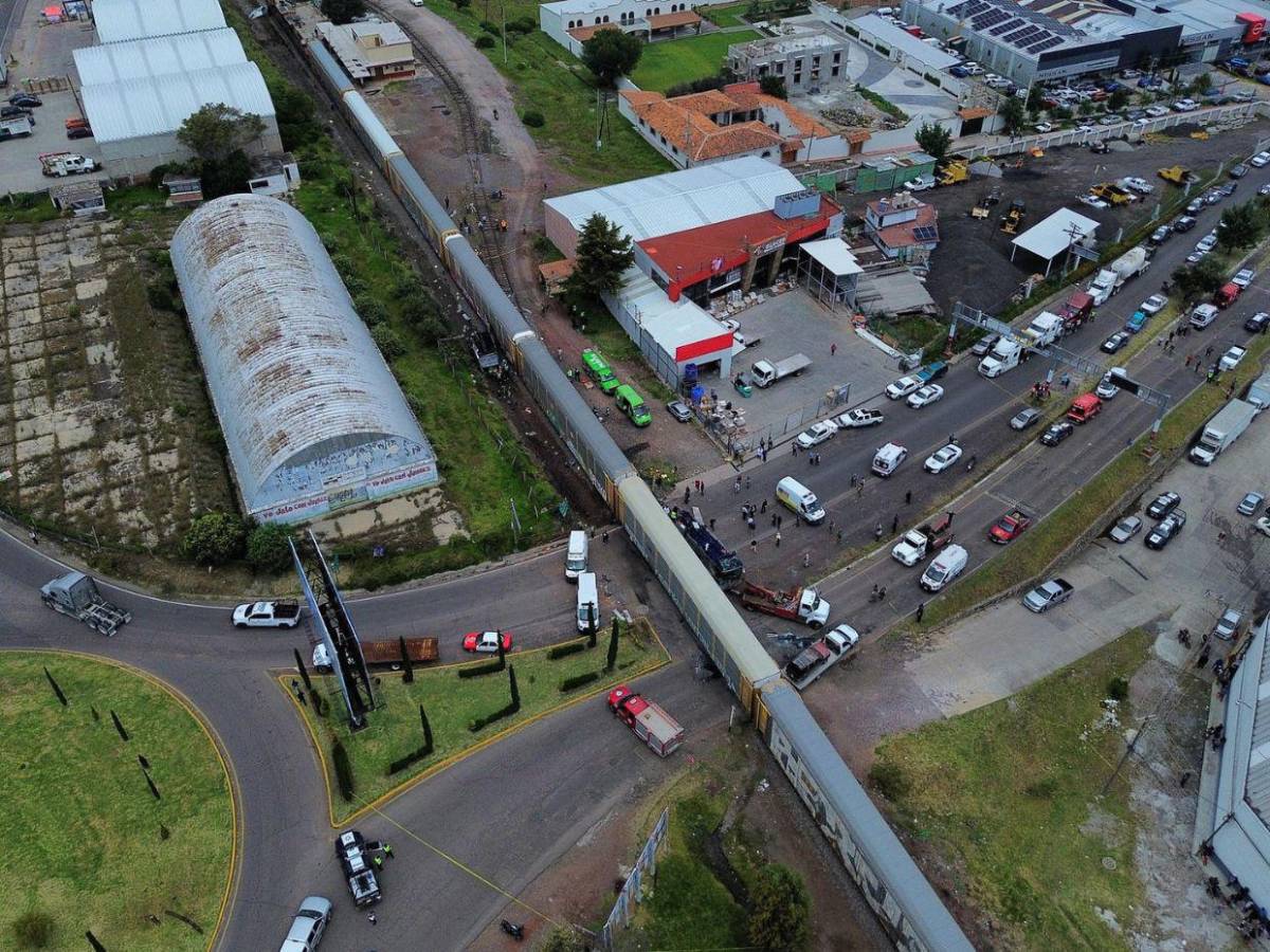 Choque mortal: ferrocarril impacta autobús de pasajeros en Atlacomulco, México