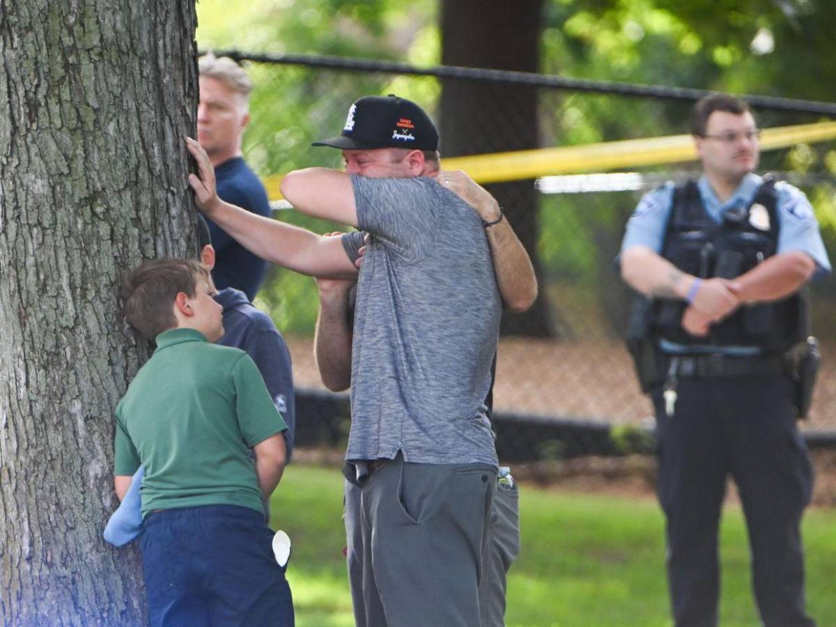 Dos niños muertos y 17 heridos: así fue el tiroteo en escuela católica de Minneapolis