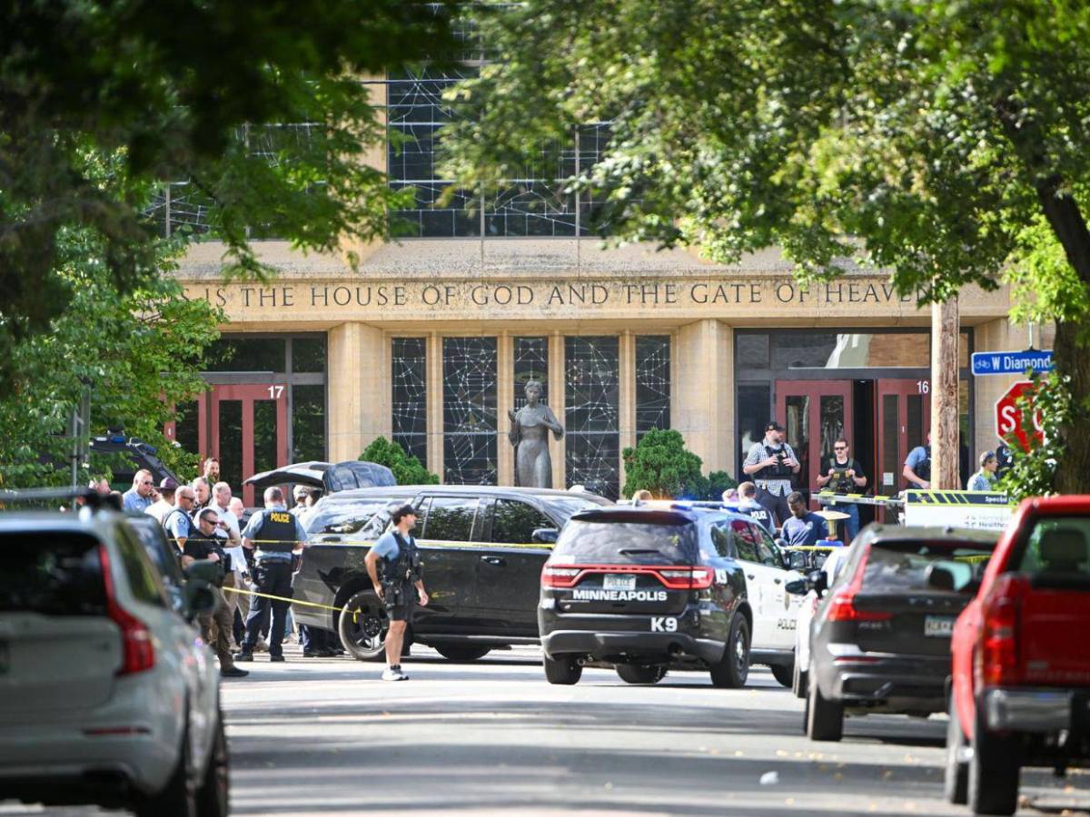 Dos niños muertos y 17 heridos: así fue el tiroteo en escuela católica de Minneapolis
