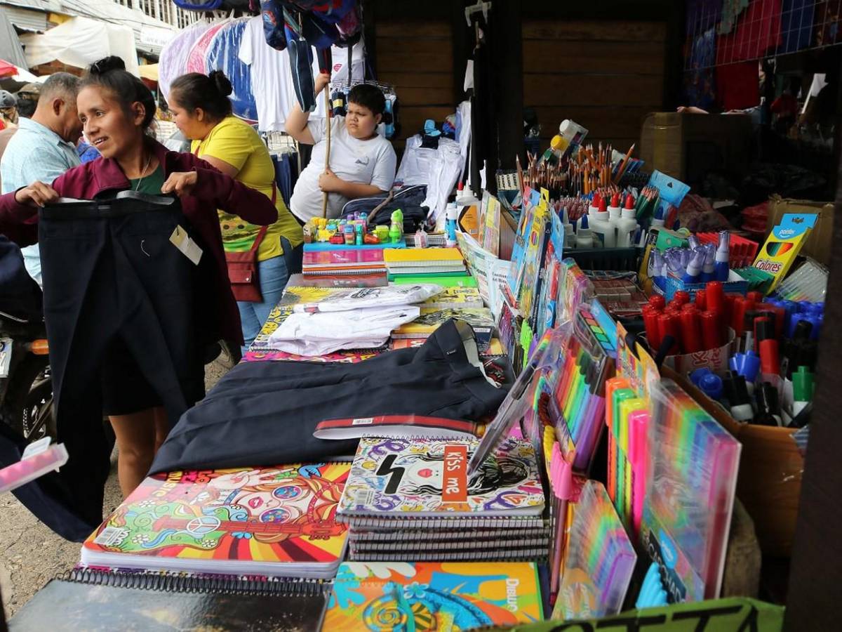 Uniformes y útiles escolares inundan mercados de Comayagüela a días del retorno a clases