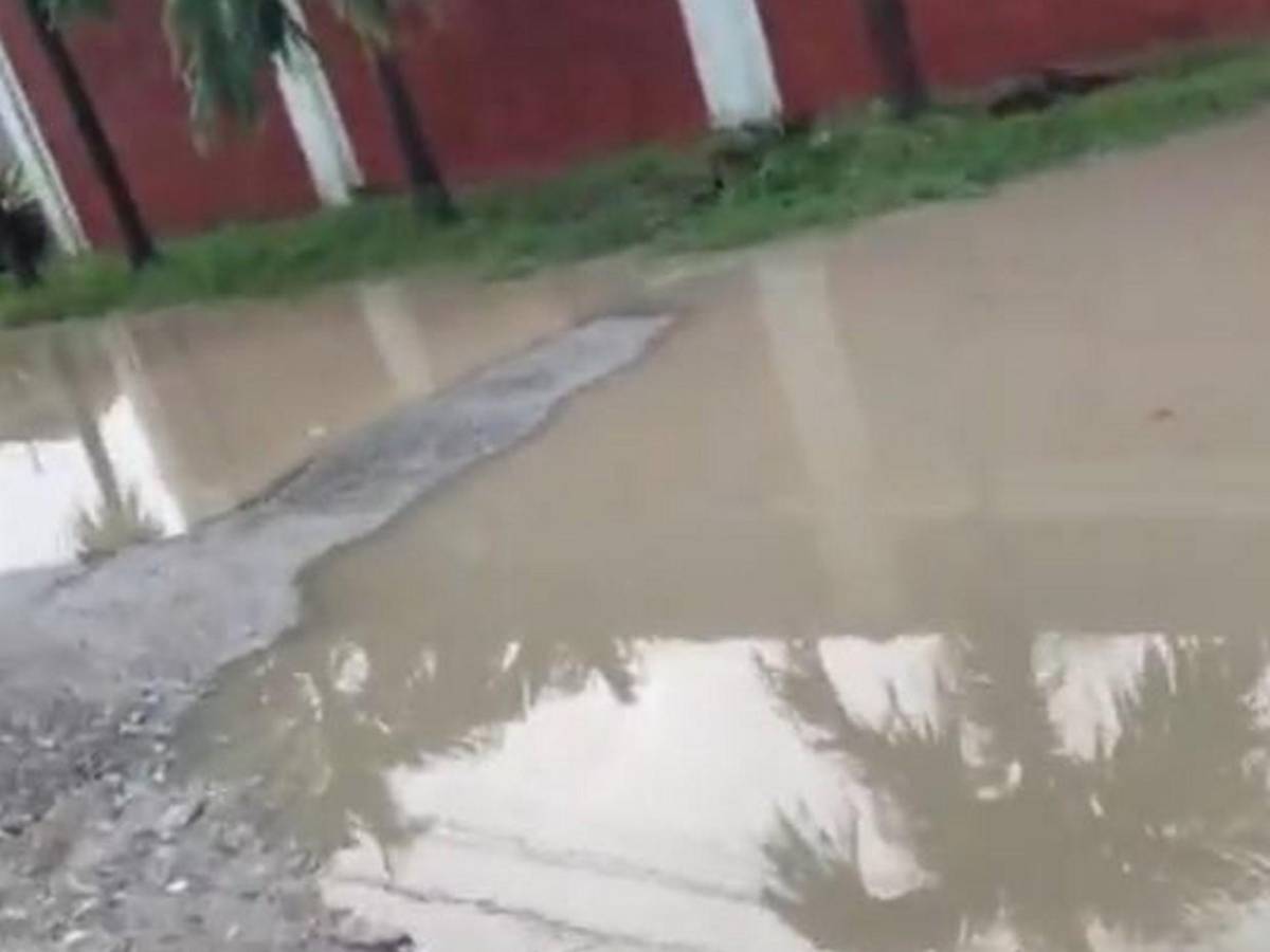 Media hora de lluvia colapsa calles y provoca caos vial en San Pedro Sula