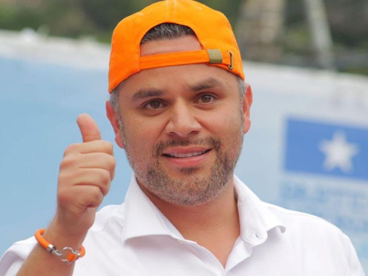 David Chávez dice que ya salió de Honduras y que ‘Mel’ ordenó bajarlo del avión