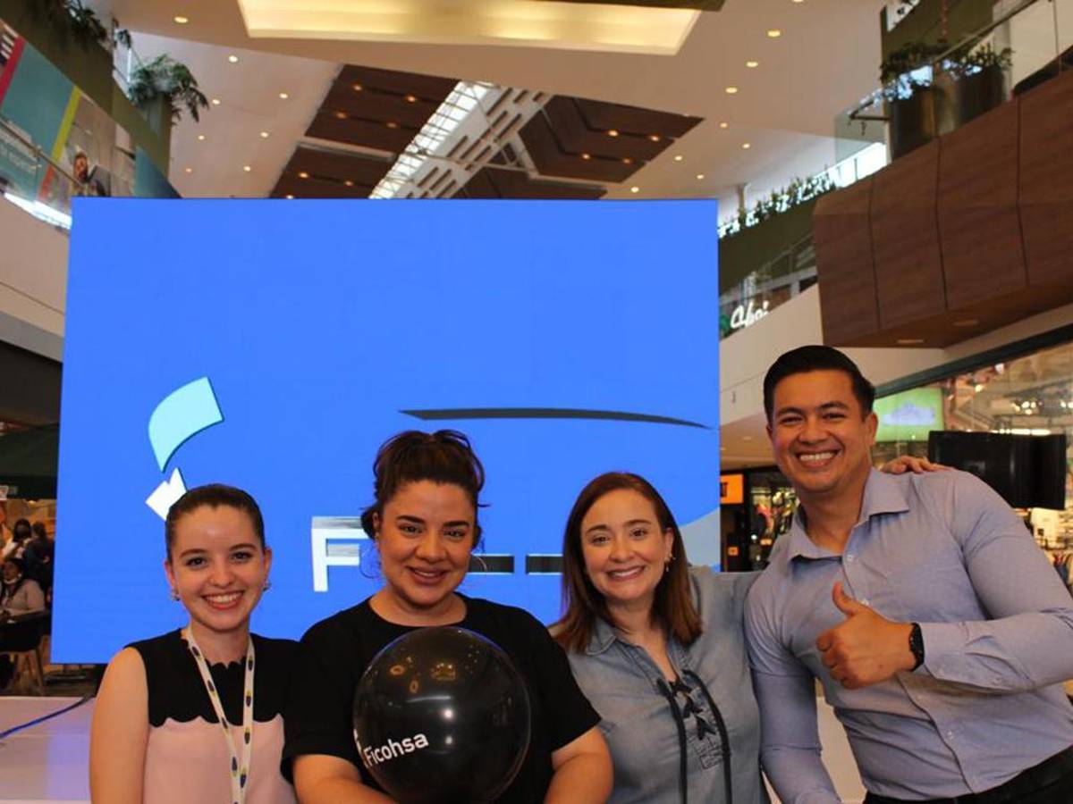 Invitados especiales presentes en el lanzamiento de la promoción “Un mundial de beneficios con Ficohsa in Black”.