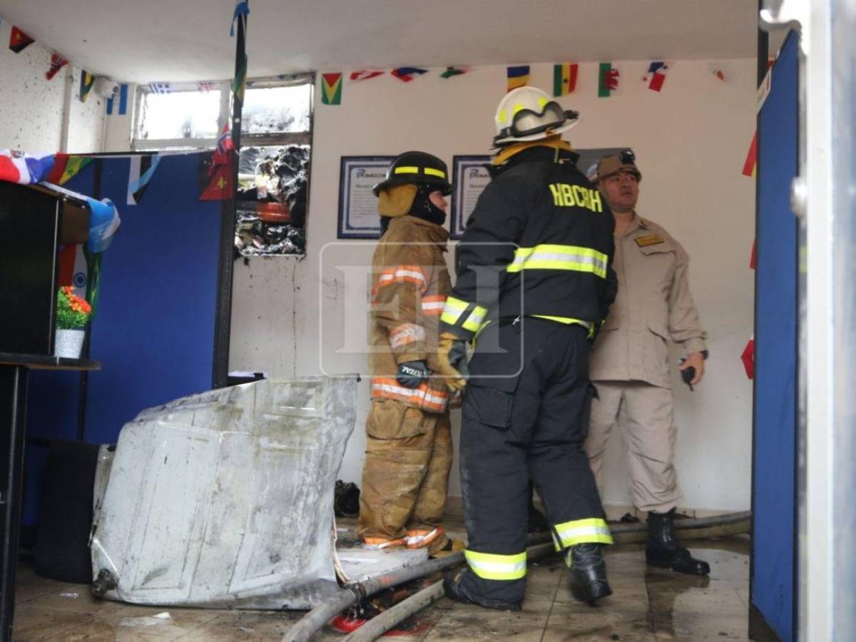 Titánica labor de bomberos, FF AA y policías para rescatar a personas atrapadas en bodegas