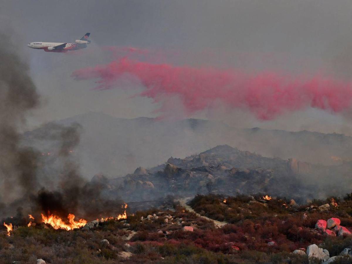 Dos muertos y miles bajo órdenes de evacuación por un incendio en California