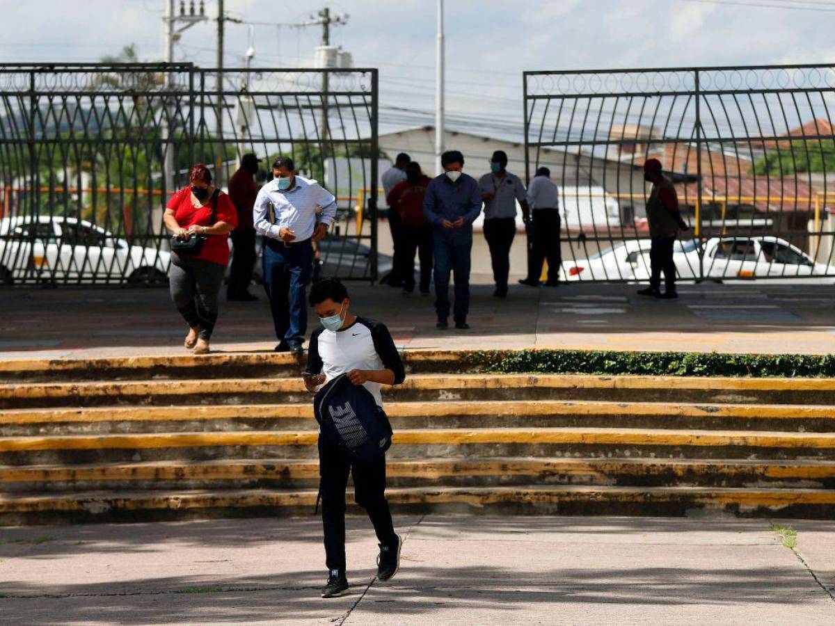 Analizan futuro de carreras como Derecho y Psicología ante saturación en el mercado laboral