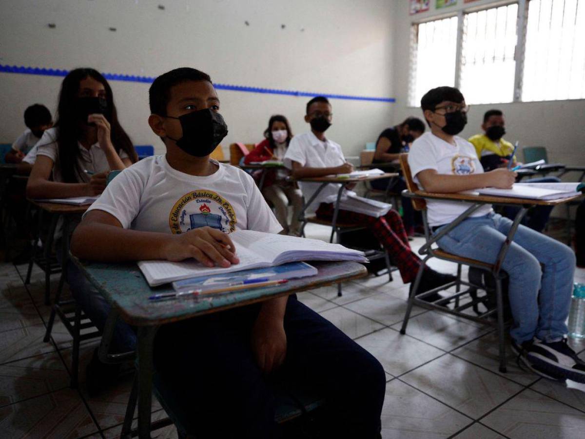 Médicos recomiendan no quitar las mascarillas en los centros educativos