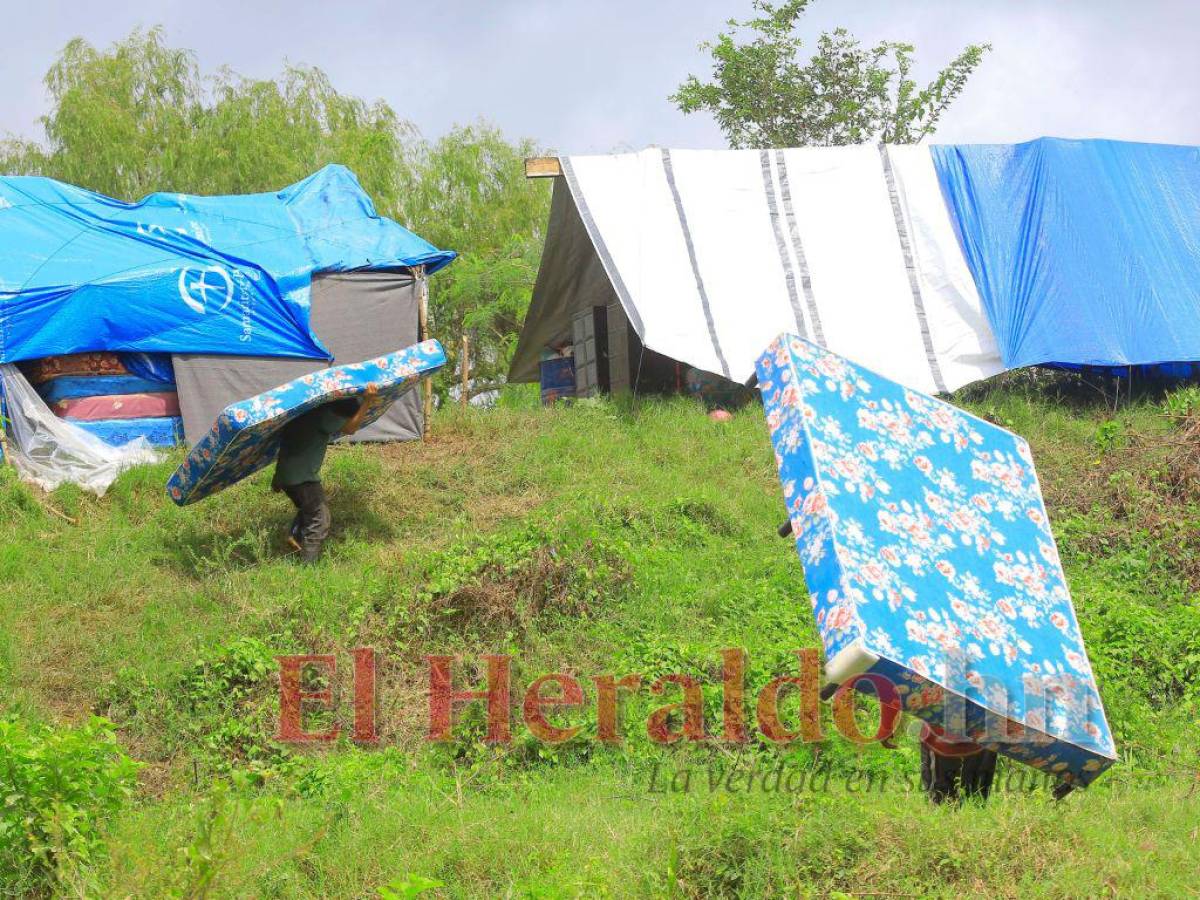 En zonas como La Lima, Cortés, las familias se salieron de sus casas ante la amenaza del desborde los ríos Ulúa y Chamelecón.