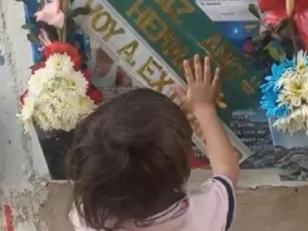 “Despiértese, papito”: el conmovedor video de un niño visitando la tumba de su padre