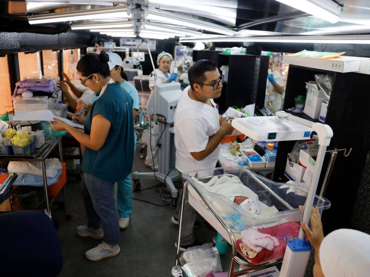 Una barbería sobre ruedas se convierte en sala para bebés prematuros tras terremoto en Panamá