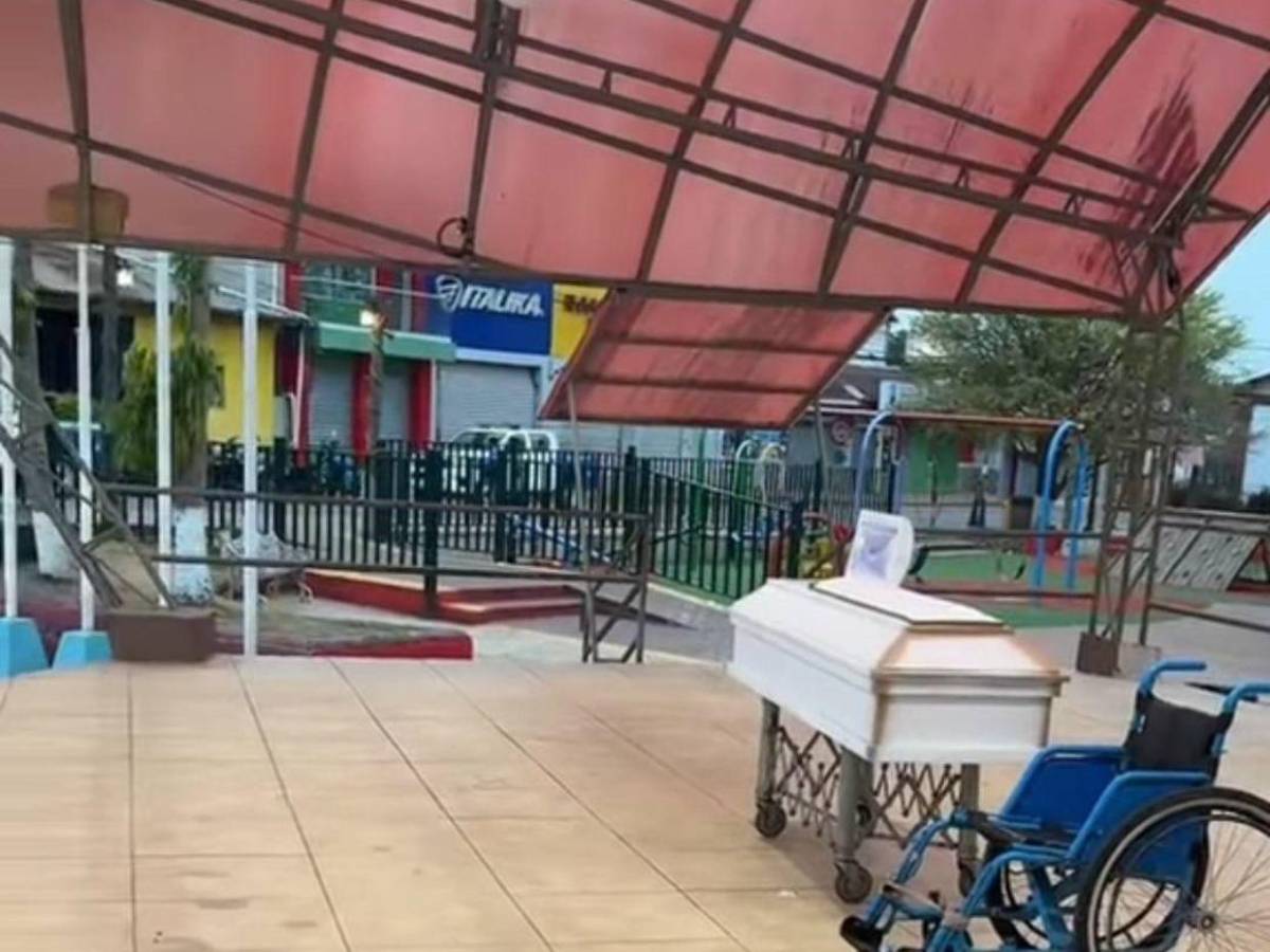 “Se me fue”: hombre conmueve al velar solo a su esposa en  Santa Cruz de Yojoa