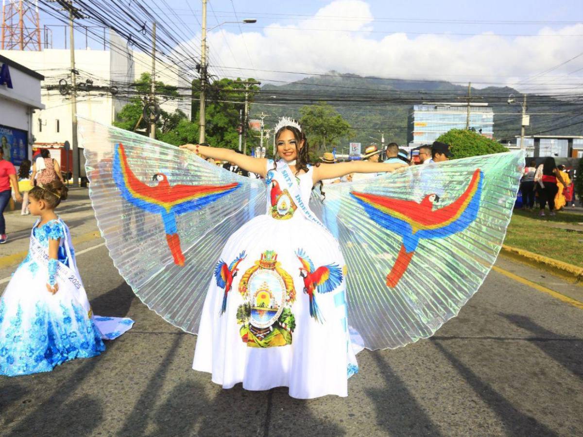 ¡Orgullo y fervor! Escuelas desfilan honrando a la patria en SPS