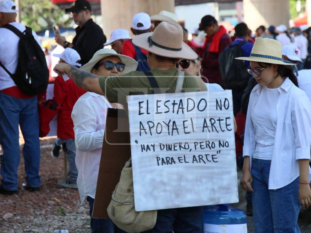 Pólvora, disfraces y pancartas marcan la marcha del 1 de mayo en la capital