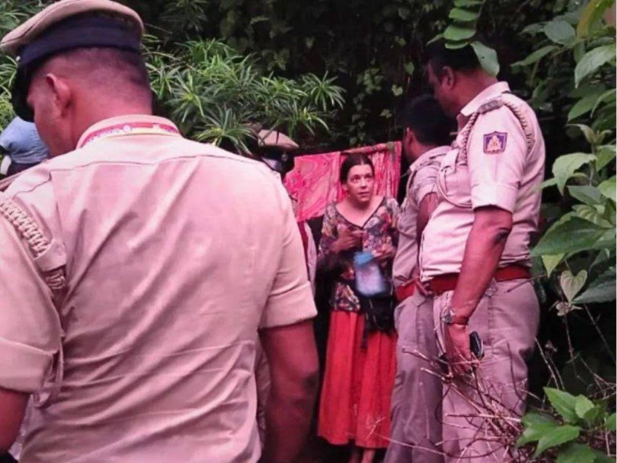 Mujer rusa y sus hijas fueron encontradas viviendo en una cueva en India
