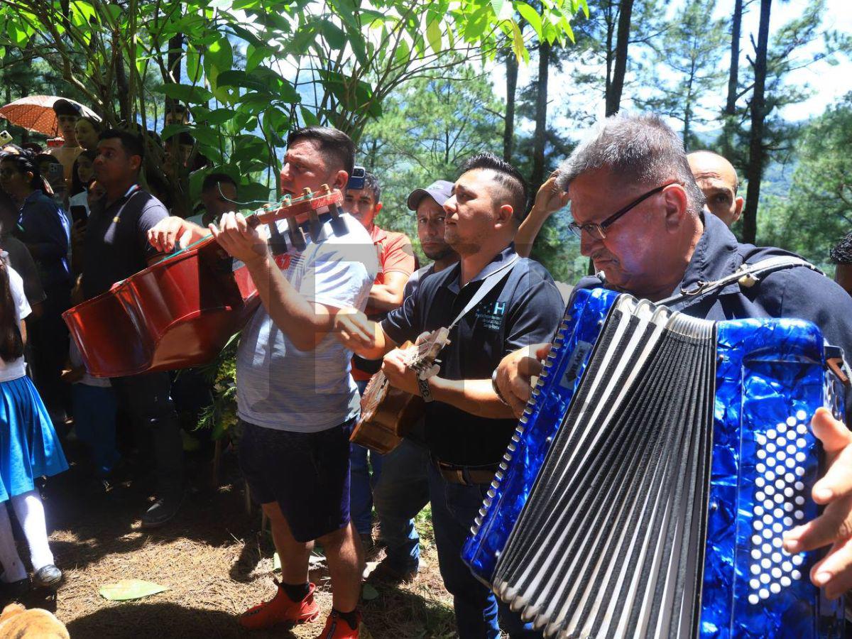 Con el rostro desconsolado: el triste adiós de la madre del policía Kevin Pérez en su entierro