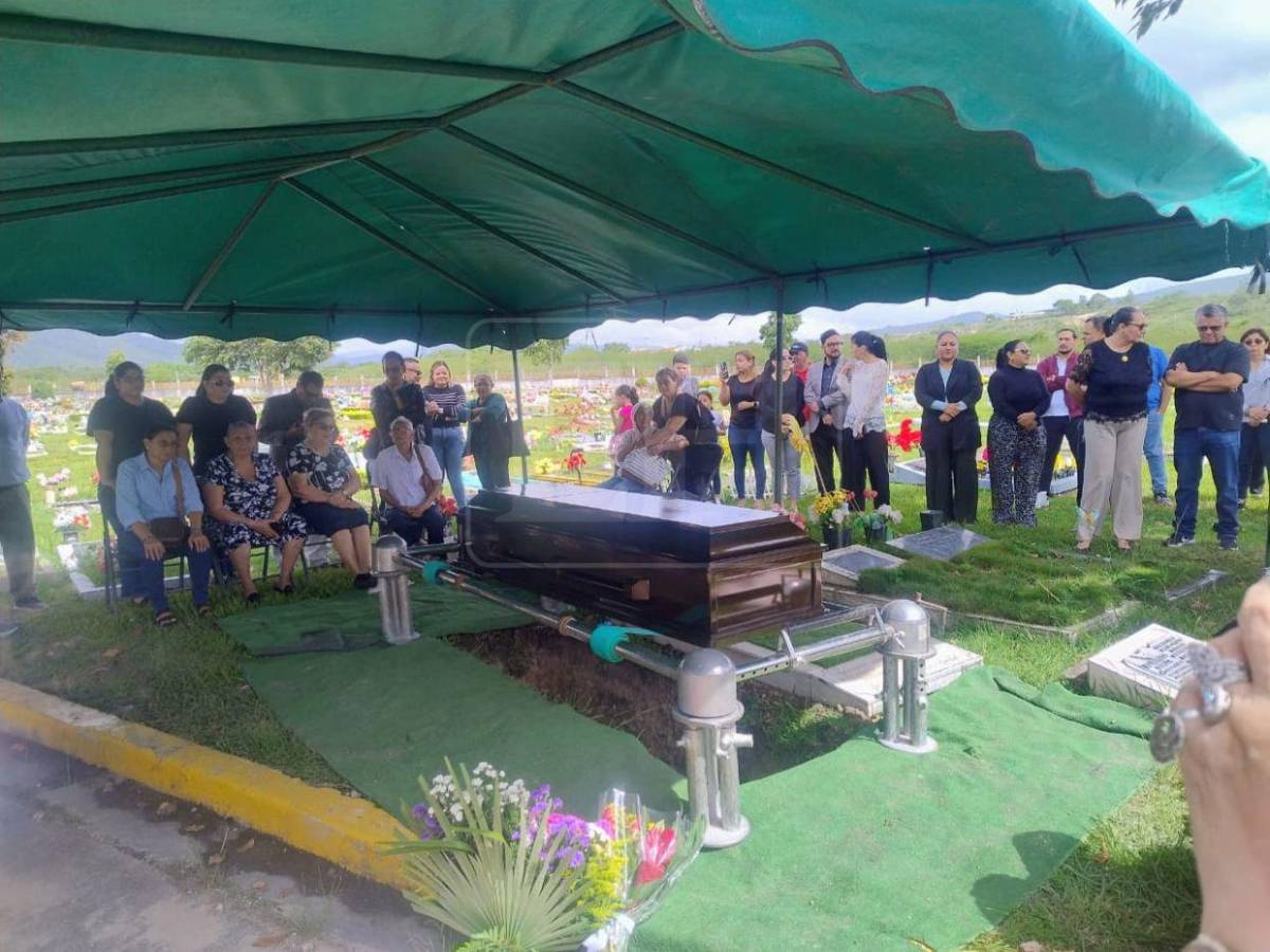 Con flores, palabras de amor y aplausos: así despiden a la periodista Bessy Carolina Martínez