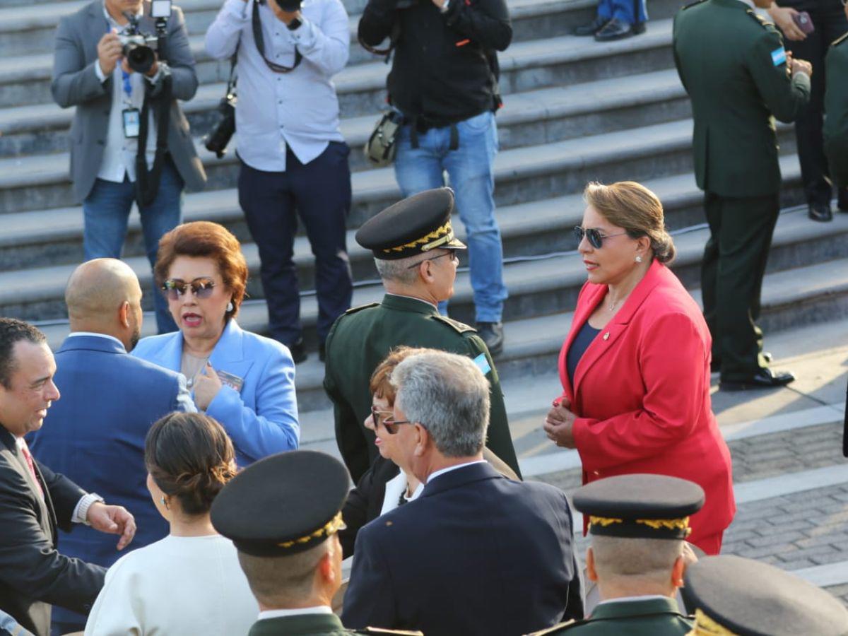 Presidenta Xiomara Castro llegó vestida con los colores de Libre a inauguración del mes patrio