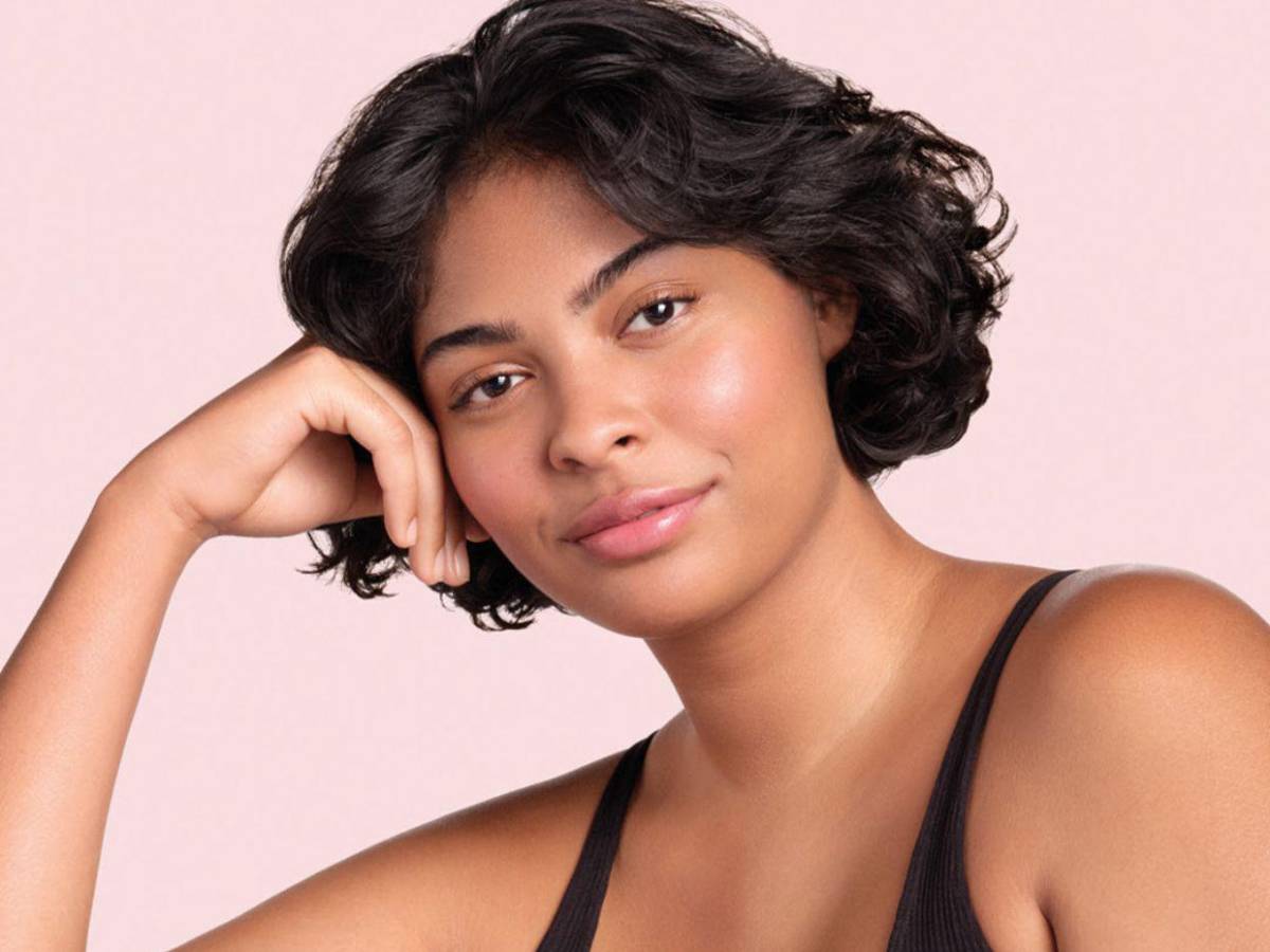 Manchas, ojeras y piel apagada: la molécula que dermatólogos no quieren que ignores