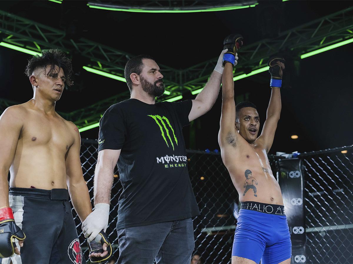 La noche inició con la pelea de los amateurs William Laínez vs Vladimir Diaz, quienes dieron un show de principio a fin.