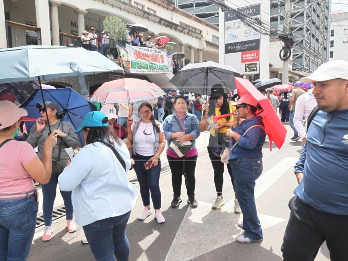 Si ya es ley, ¿Por qué no pagan?: el reclamo de docentes frente a Casa Presidencial