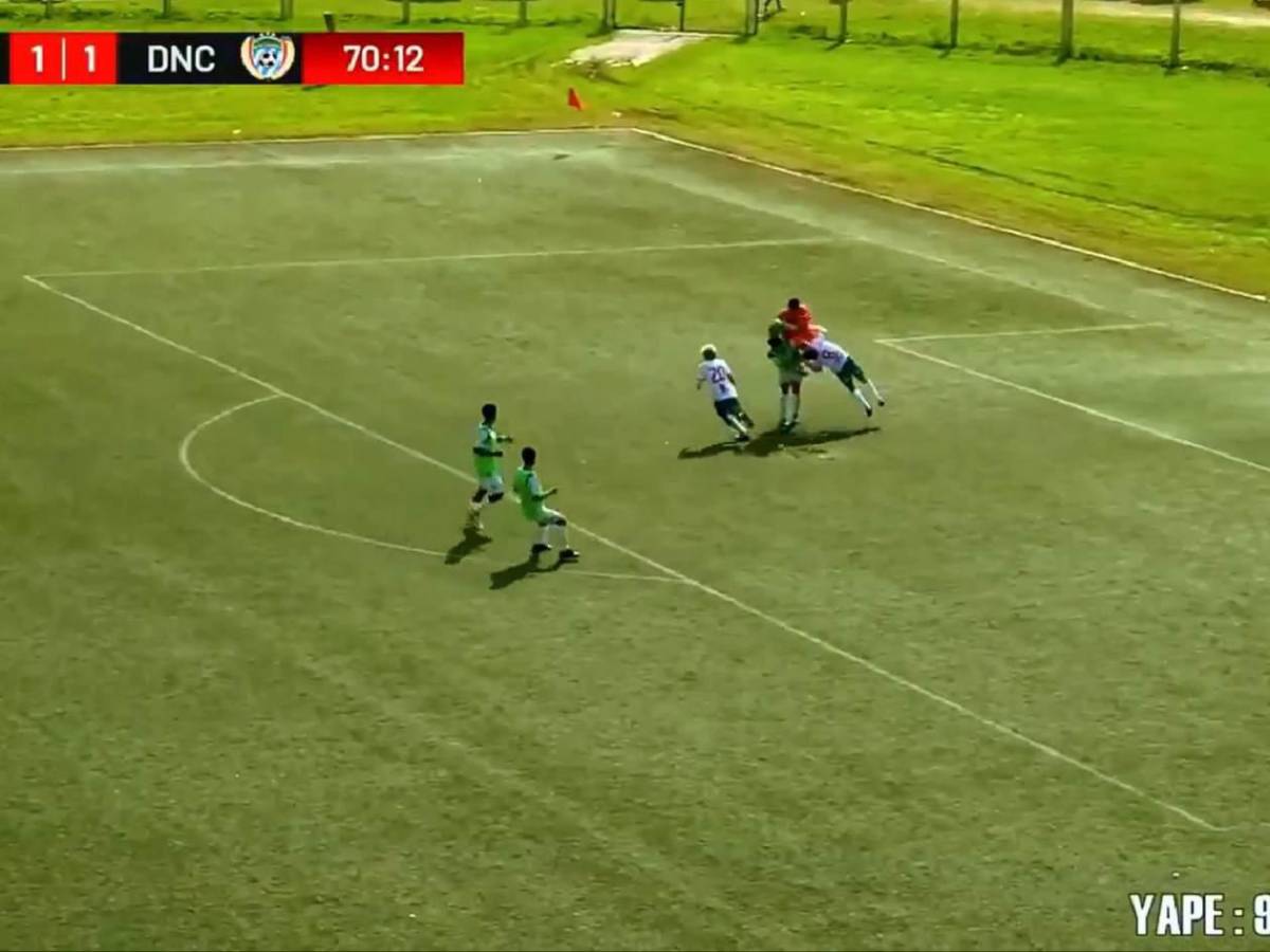 Muere futbolista tras fuerte choque con portero en pleno partido