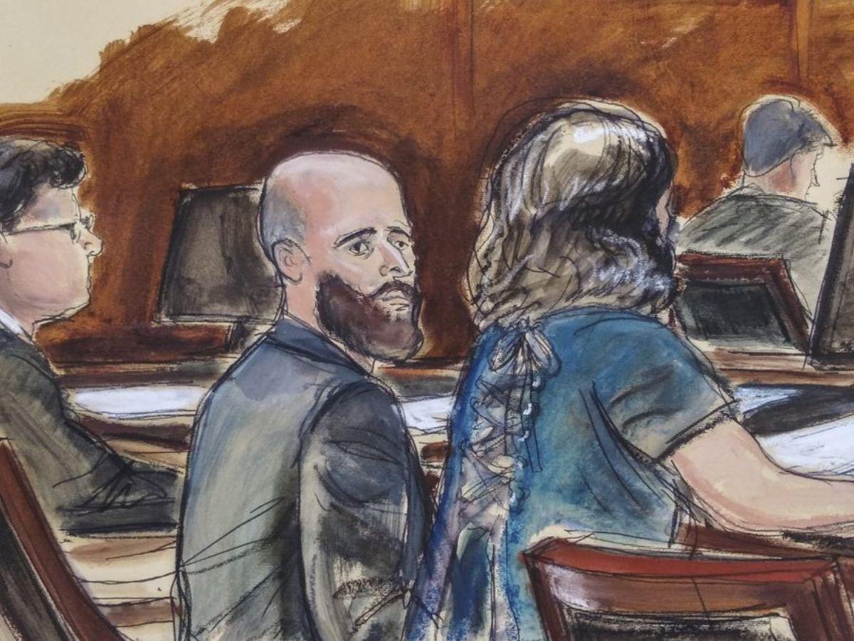 Joshua Schulte (en el centro), durante el primer juicio en su contra, en marzo de 2020, en Manhattan.