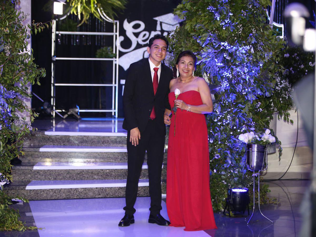 Desfile de seniors, madres y padres en la prom 2023 de Dowal School