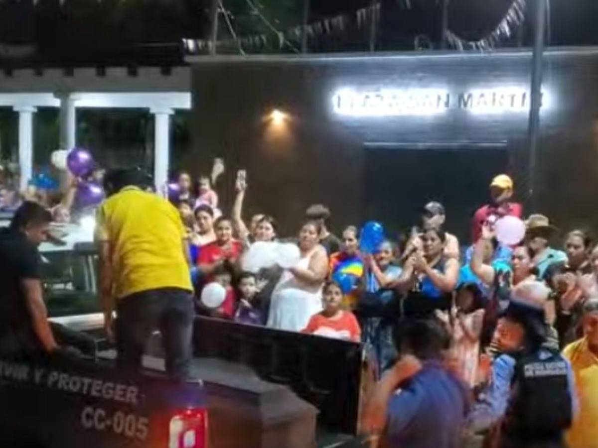 Globos blancos, aplausos y tristeza: así recibieron el cuerpo de Kimberly en Santa Bárbara