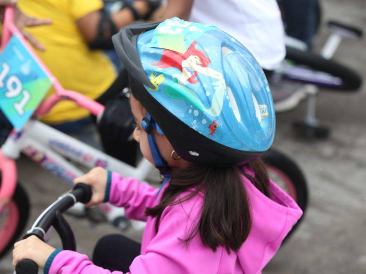 Cascos geniales y divertidos lucen los peques en la Vuelta Infantil 2025