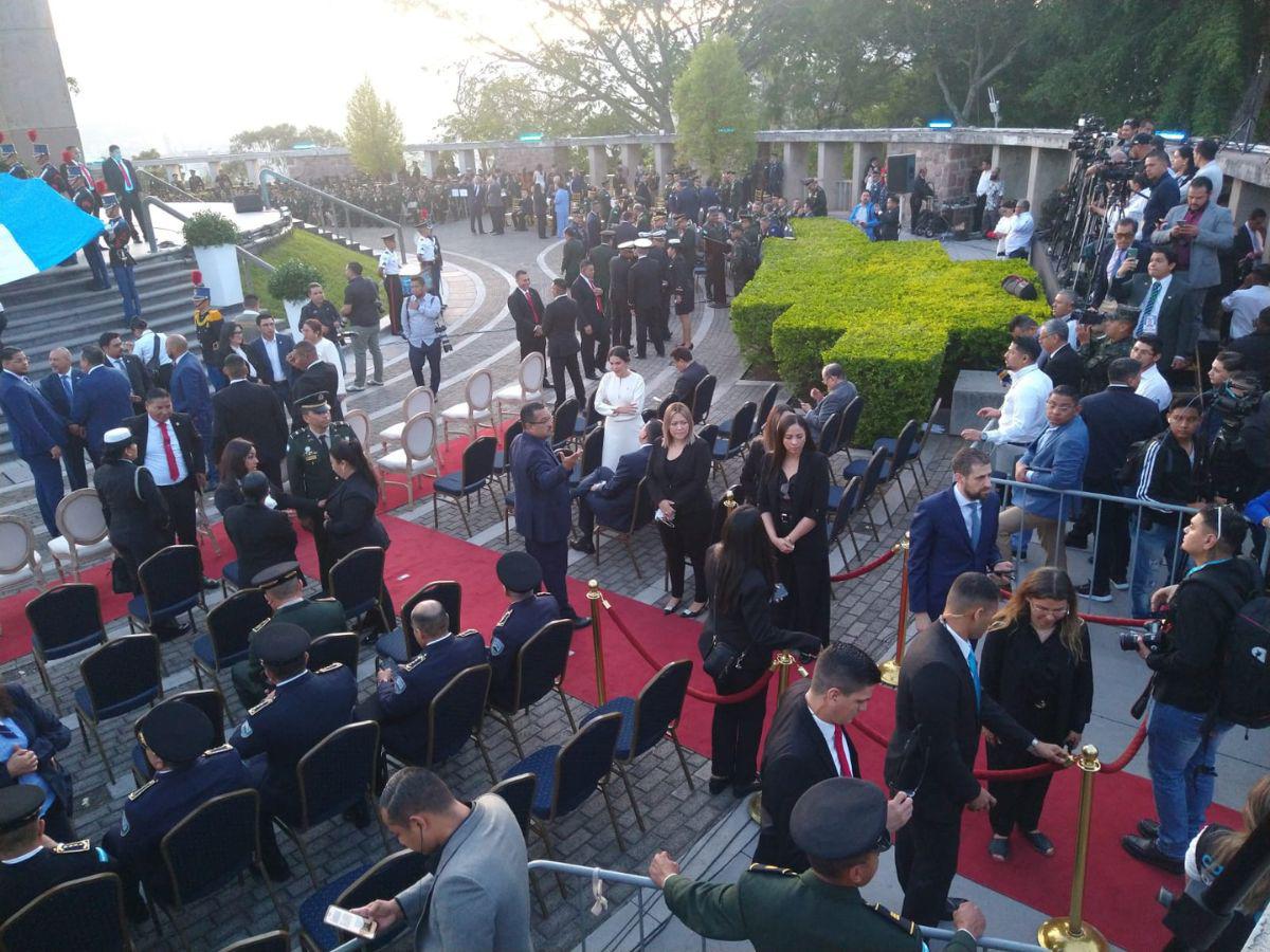 Las imágenes que dejó la ceremonia de izado de la Bandera Nacional en el Juana Laínez