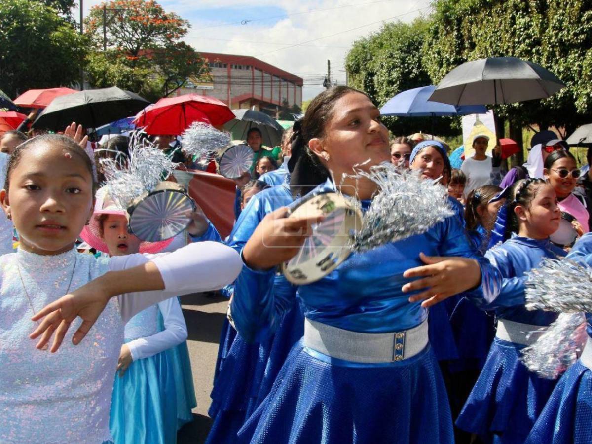 Carrozas, cantos y fe: así se desarrolla el Día Nacional de la Biblia en Tegucigalpa
