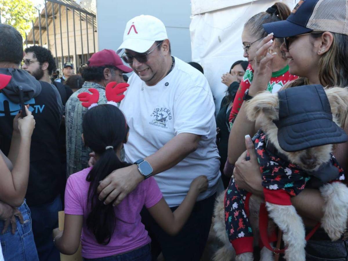 Familias con mascotas y niños respaldan a Jorge Aldana en campamento frente al Infop