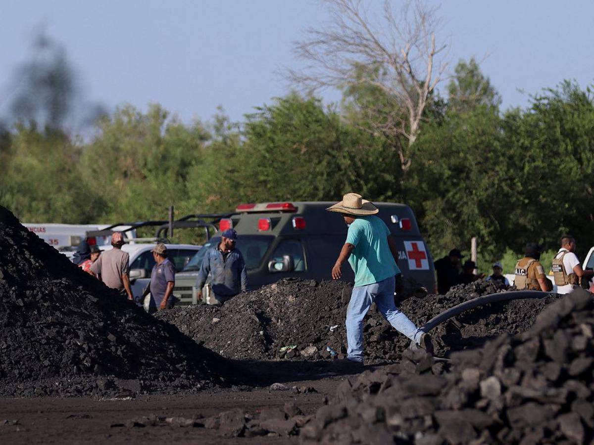 Rescatistas batallan para liberar a 10 mineros atrapados tras derrumbe en México