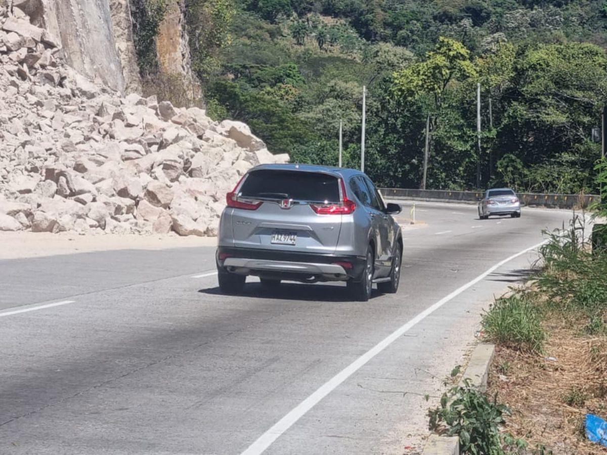 Cerca de la mitad de los tres carriles permanece inhabilitada debido a las grandes rocas en el pavimento.