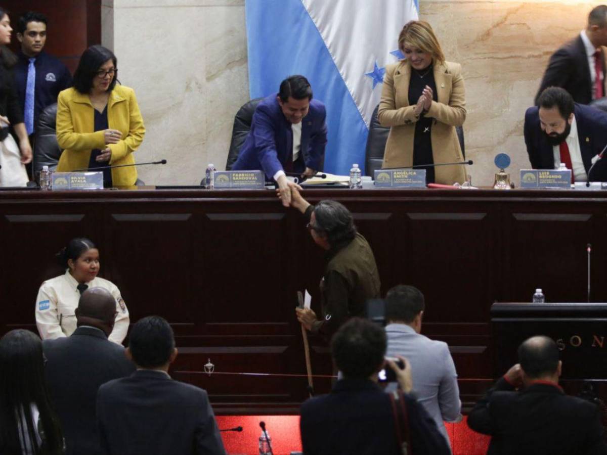 Entre risas y abrazos, así reciben al padre Leopoldo Serrano en el Congreso Nacional
