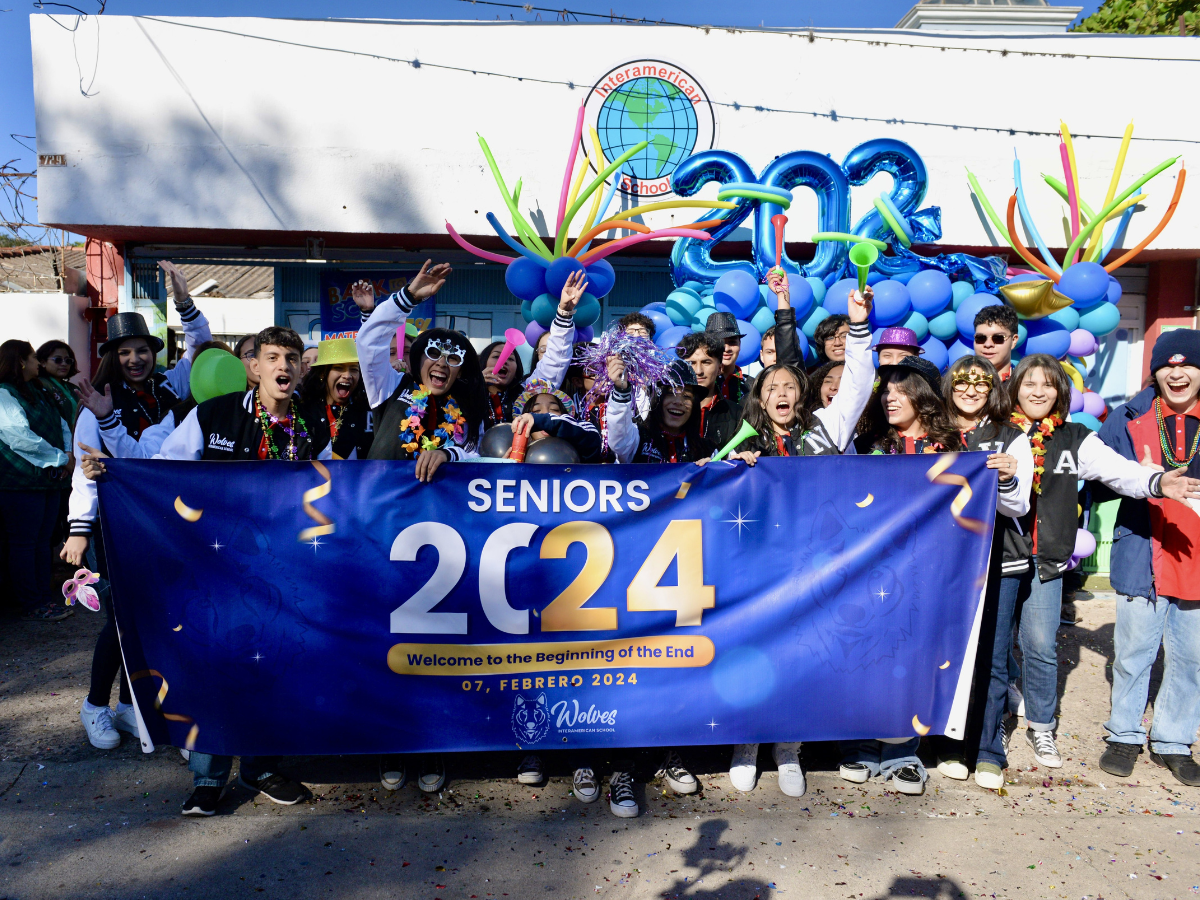 La Octava Promoción de Seniors de la Interamerican School la integran 28 aplicados jovencitos que han hecho de su clase un grupo de buenos amigos.