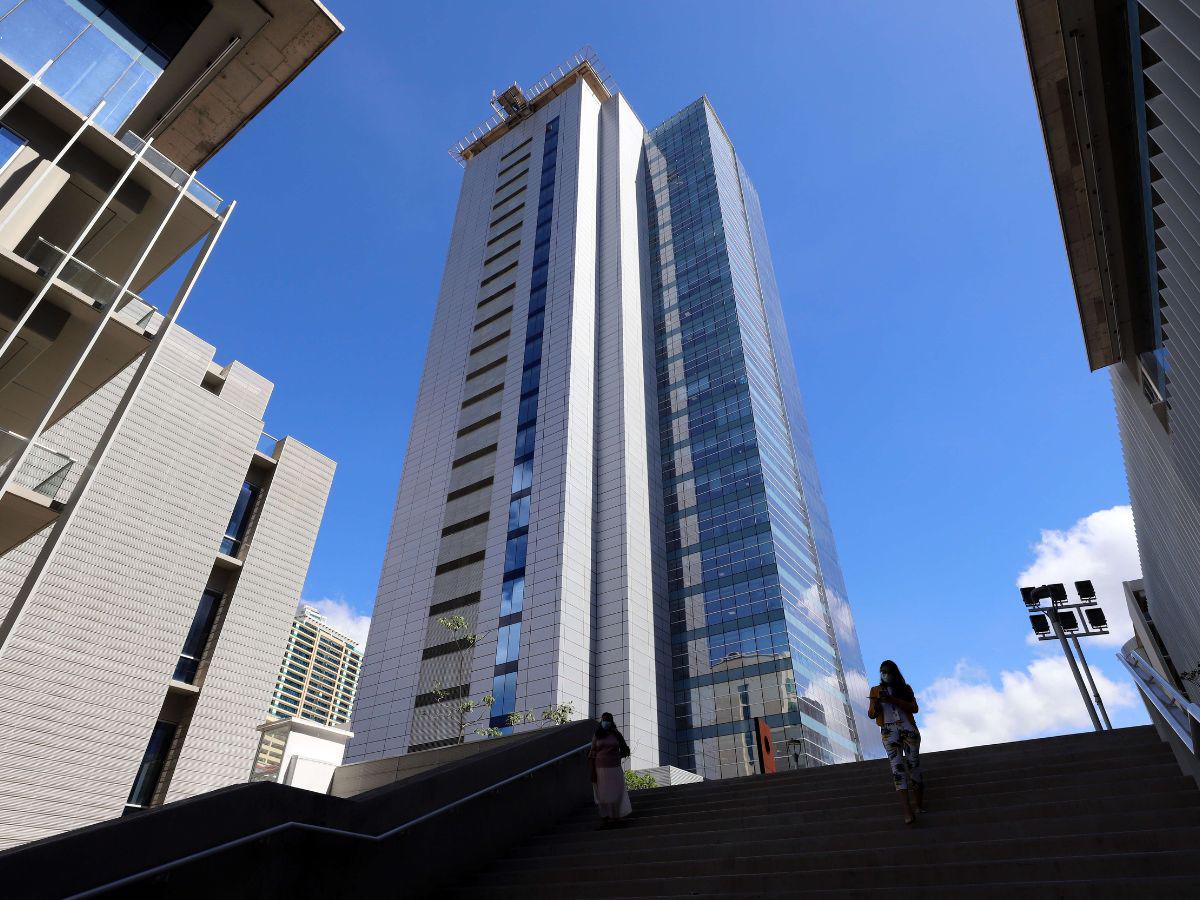 La casa de gobierno tienen conexión con la torre uno.