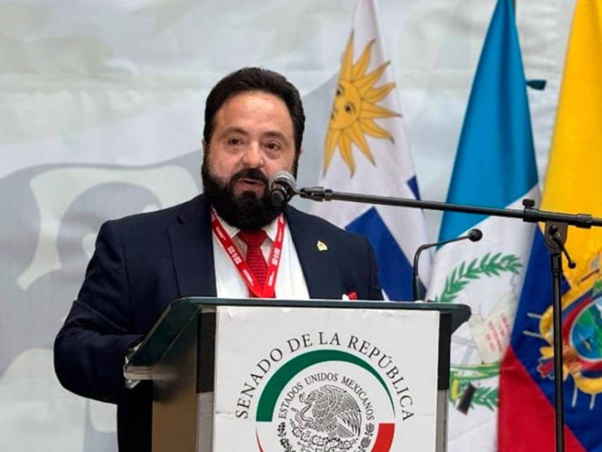 Luis Redondo, captado en restaurante en México con su pareja durante viaje de diputados