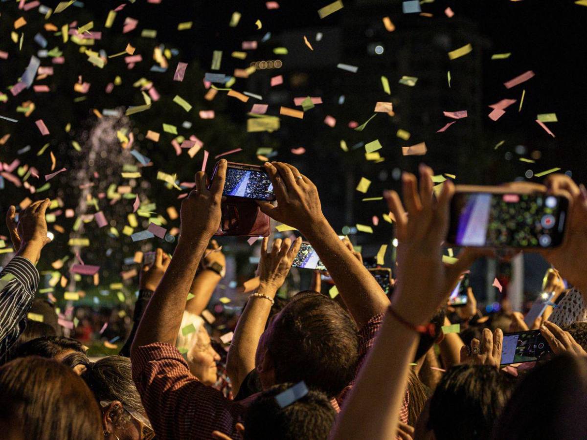 Entre sinsabores y bengalas: así celebra Venezuela la Navidad en octubre