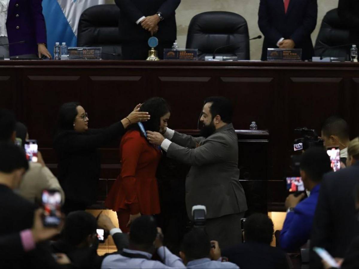 Momento en que Cesia Sáenz era condecorada en el Legislativo.