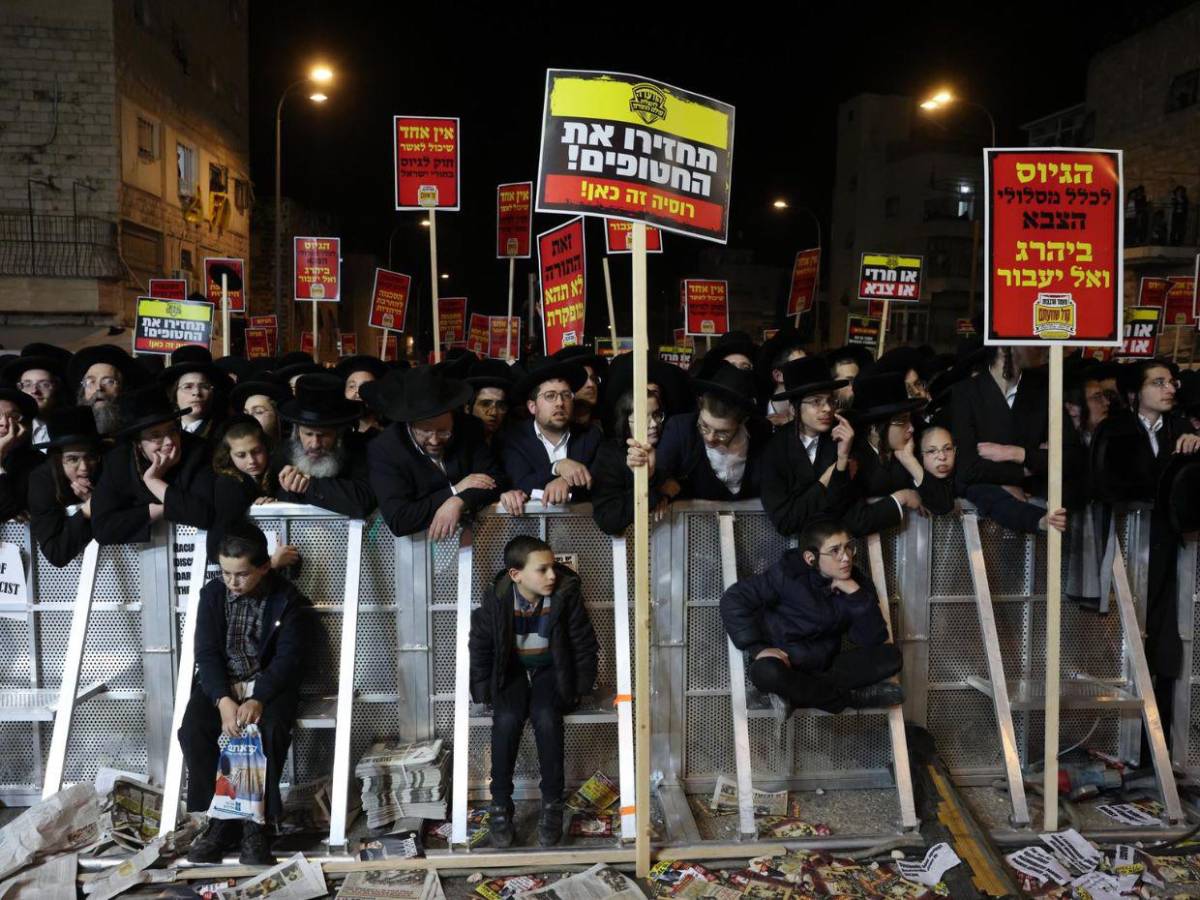 Conductor de autobús atropella a judíos ortodoxos durante masiva protesta en Jerusalén