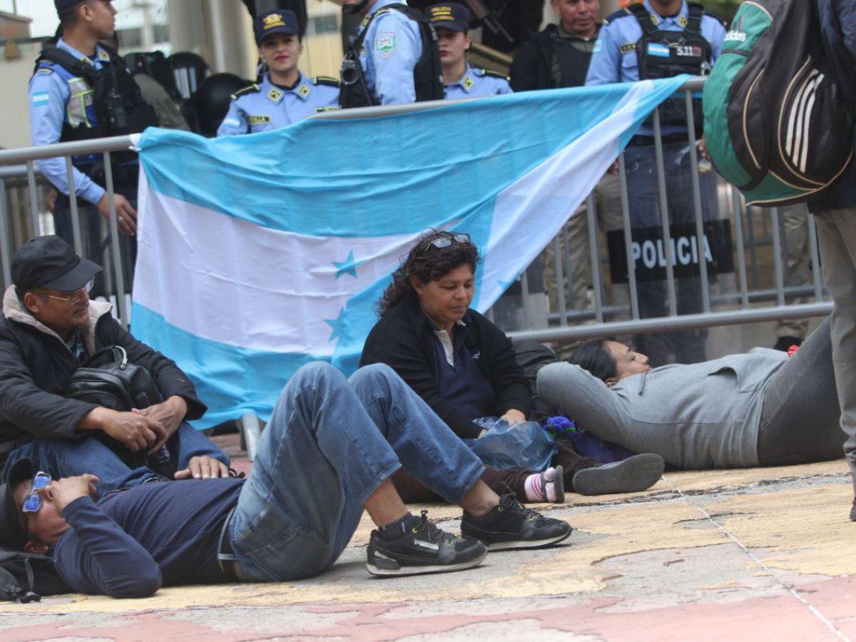 En una iglesia y con más de 70 diputados: así se desarrolla sesión extraordinaria de la oposición